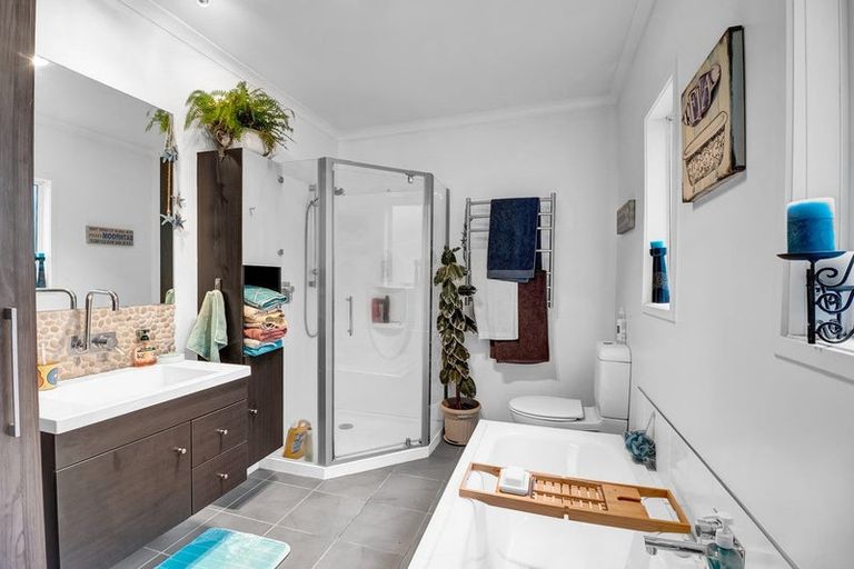 Photo of property in 118 Huatoki Street, Frankleigh Park, New Plymouth, 4310