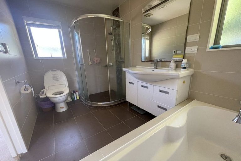 Photo of property in 19 Barnsley Place, Henderson, Auckland, 0612