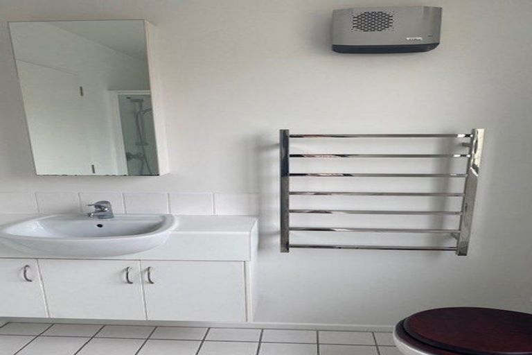 Photo of property in 32 Oakford Close, Riccarton, Christchurch, 8011