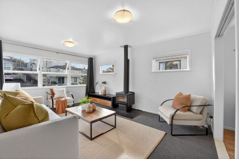 Photo of property in 1/5 Woodall Place, Totara Vale, Auckland, 0627