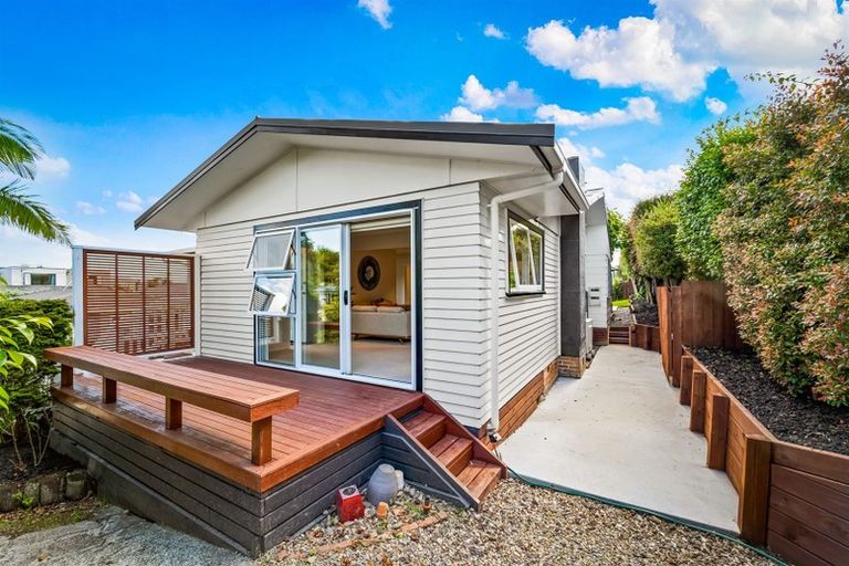Photo of property in 70 Blakeborough Drive, Forrest Hill, Auckland, 0620