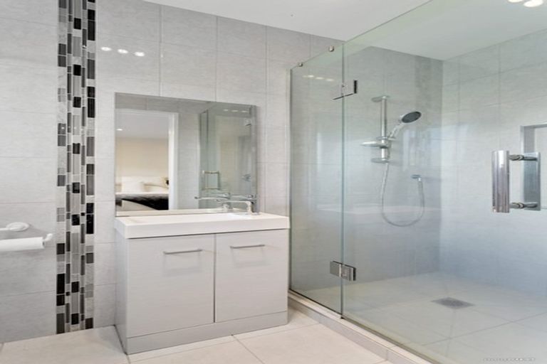 Photo of property in 1/64 Hogans Road, Glenfield, Auckland, 0629