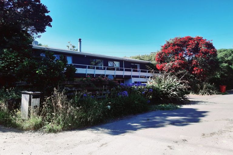 Photo of property in 11 Te Pari Pari Road, Pukerua Bay, 5026