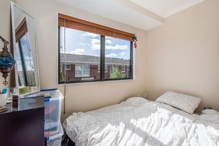 Photo of property in 2/49 College Road, Northcote, Auckland, 0627