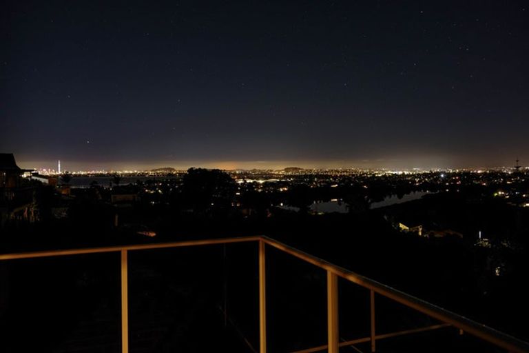 Photo of property in 4 Worthington Place, West Harbour, Auckland, 0618