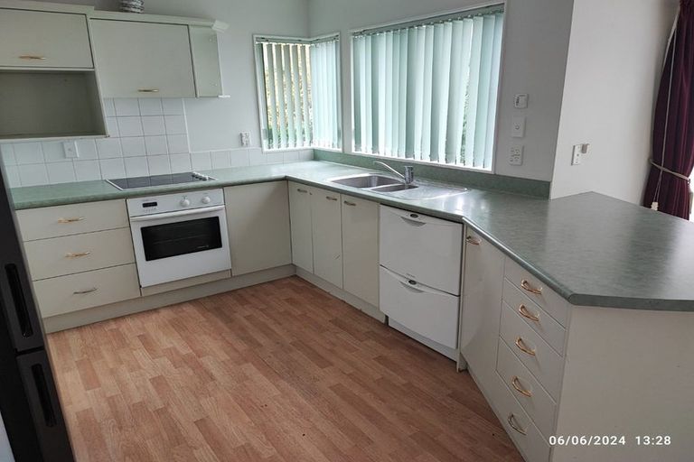 Photo of property in 2/28 Carnoustie Drive, Wattle Downs, Auckland, 2103