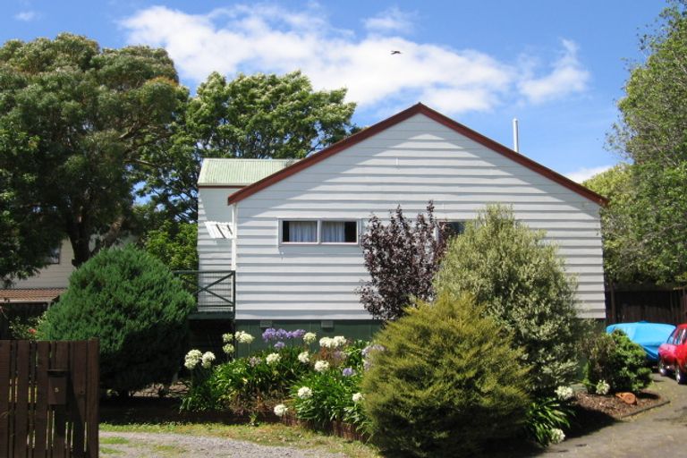 Photo of property in 5 Castlewood Grove, Blockhouse Bay, Auckland, 0600