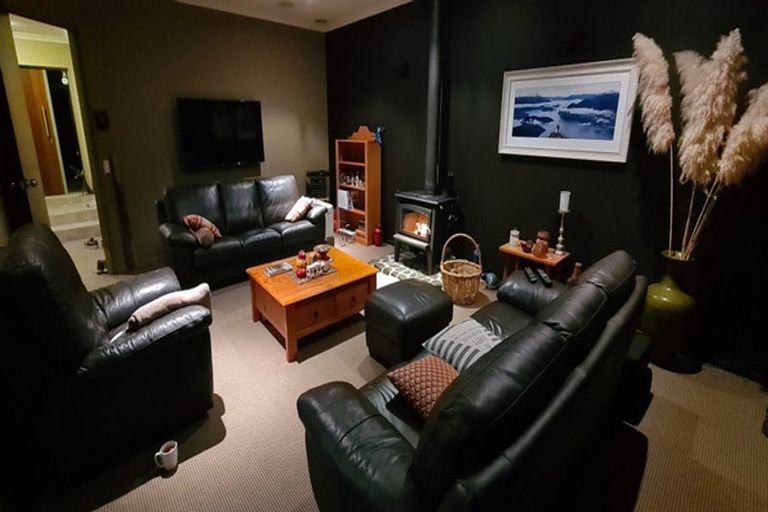 Photo of property in 9 La Lena Grove, Fitzherbert, Palmerston North, 4410