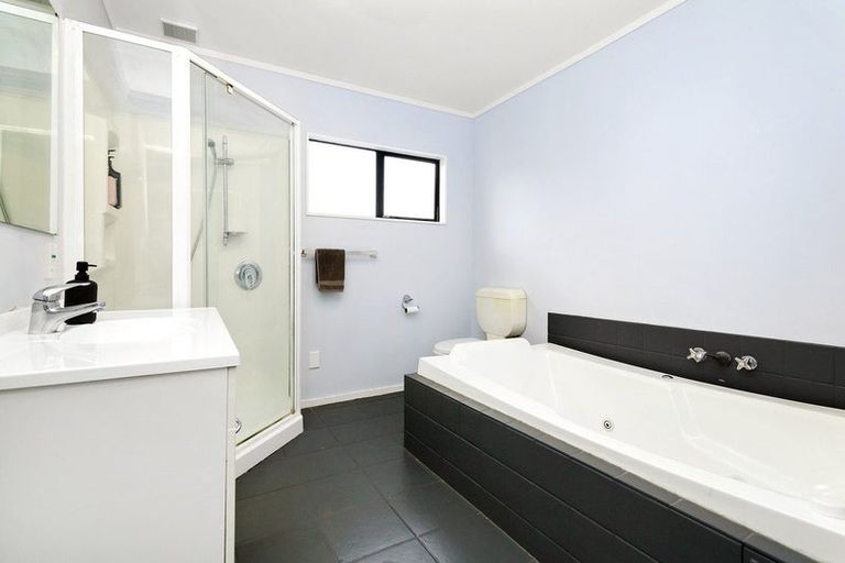 Photo of property in 6 Saunders Close, Whitby, Porirua, 5024