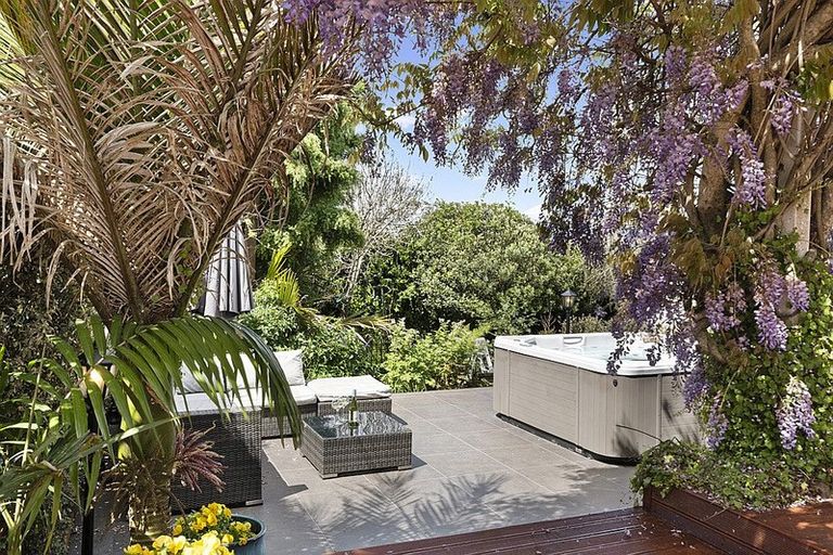 Photo of property in 21 Church Street, Northcote Point, Auckland, 0627
