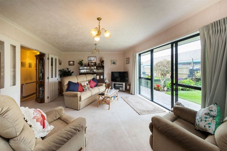 Photo of property in 27 Caroline Crescent, Highbury, Palmerston North, 4412