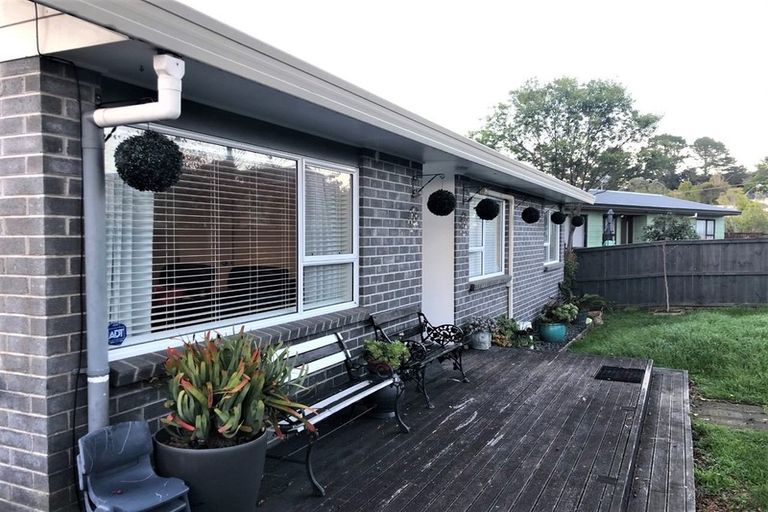 Photo of property in 25 Meadowvale Rise, Titirangi, Auckland, 0604