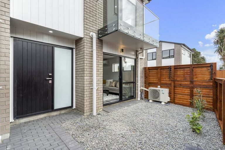 Photo of property in 7c Gladfield Lane, Te Atatu Peninsula, Auckland, 0610