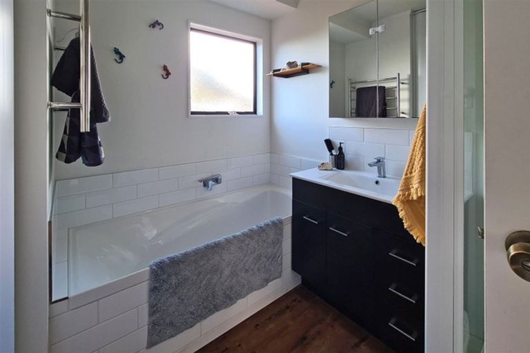 Photo of property in 22 Miriam Corban Heights, Henderson, Auckland, 0612