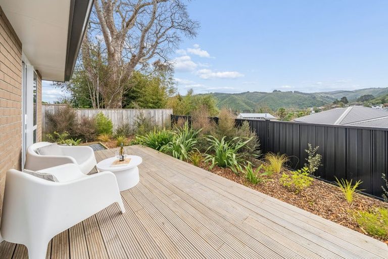 Photo of property in 15 Rewarewa Way, Timberlea, Upper Hutt, 5018