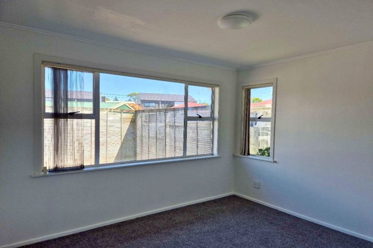 Photo of property in 10 Harry Ward Place, Henderson, Auckland, 0610