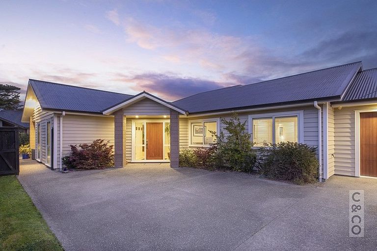 Photo of property in 8 Larmer Drive, Kumeu, 0810