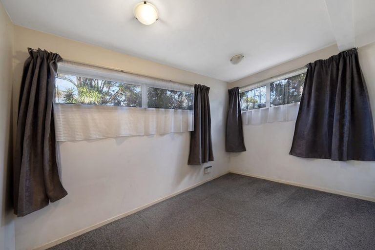 Photo of property in 13 Halcombe Place, Green Bay, Auckland, 0604