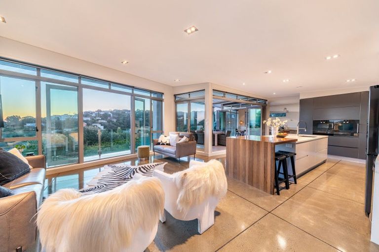 Photo of property in 32 Roys Road, Plimmerton, Porirua, 5026