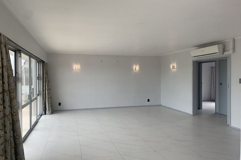 Photo of property in 423 Don Buck Road, Massey, Auckland, 0614