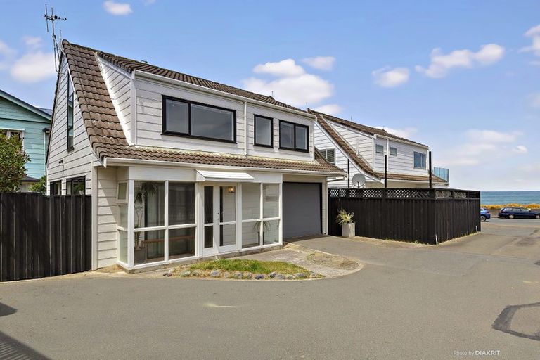 Photo of property in 14a Lyall Parade, Lyall Bay, Wellington, 6022