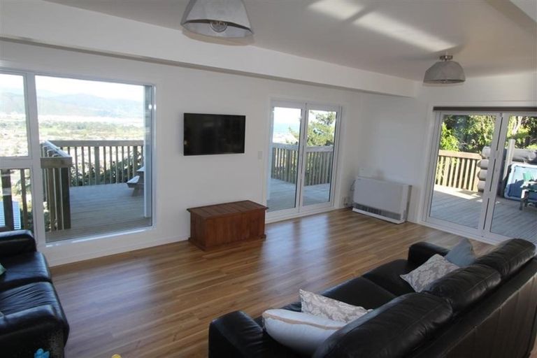 Photo of property in 5 Jacaranda Grove, Maungaraki, Lower Hutt, 5010