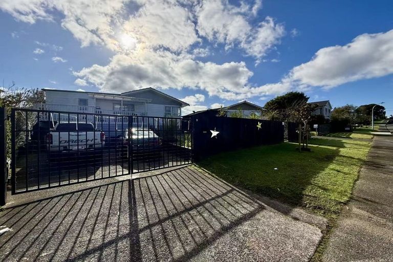 Photo of property in 38 Larissa Avenue, Henderson, Auckland, 0610