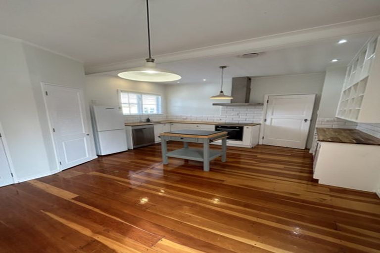 Photo of property in 530 Featherston Street, Roslyn, Palmerston North, 4414