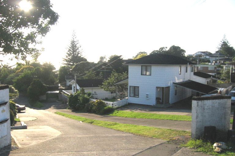 Photo of property in 2/491 Glenfield Road, Glenfield, Auckland, 0629