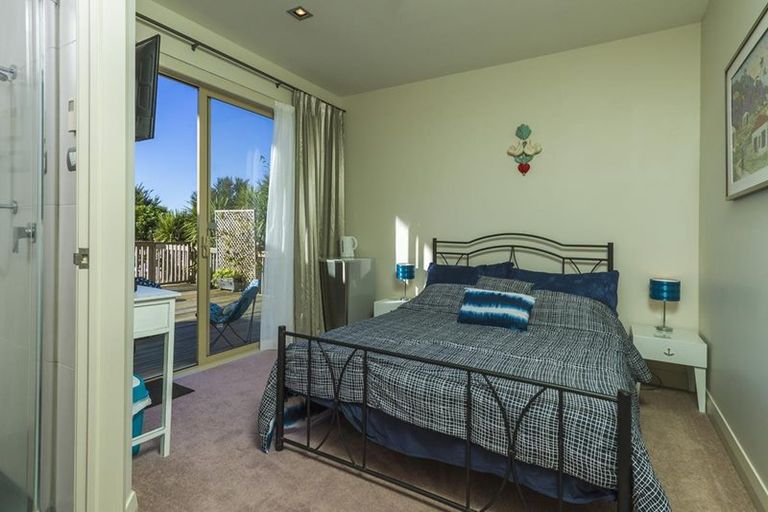 Photo of property in 121 Wade River Road, Stanmore Bay, Whangaparaoa, 0932