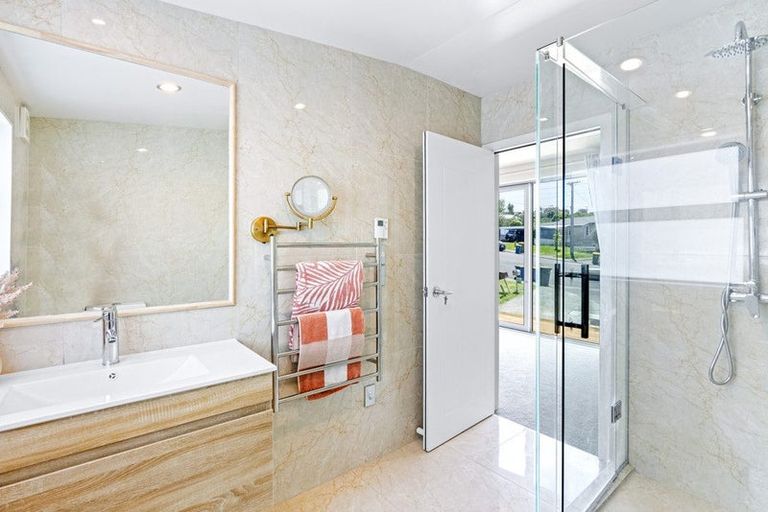 Photo of property in 17 Limmer Place, Browns Bay, Auckland, 0632