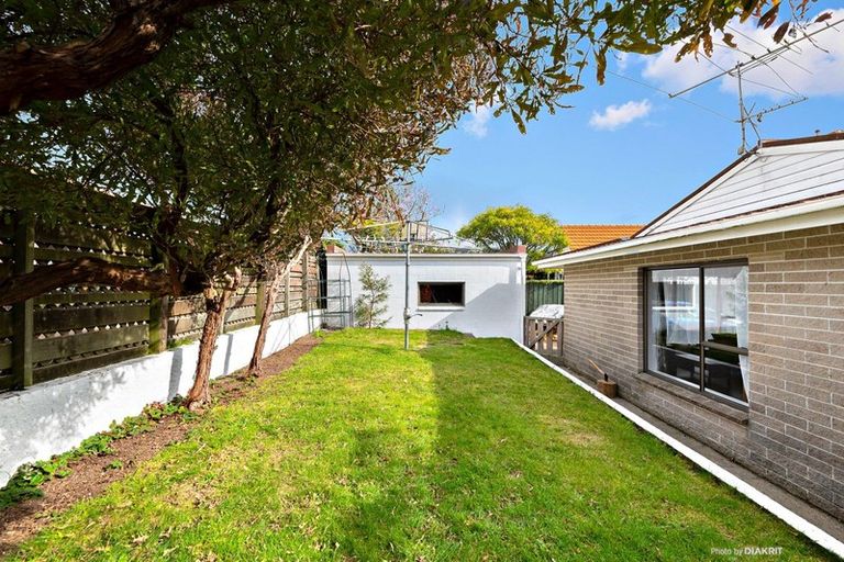 Photo of property in 2/271 Karori Road, Karori, Wellington, 6012