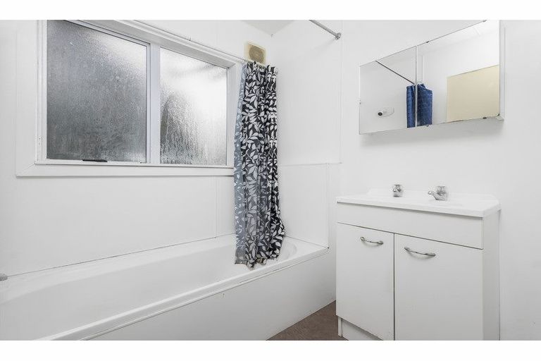 Photo of property in 12a Hinton Place, Weymouth, Auckland, 2103