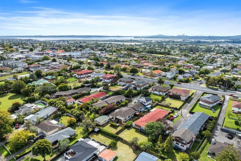Photo of property in 2/4212a Great North Road, Glendene, Auckland, 0602