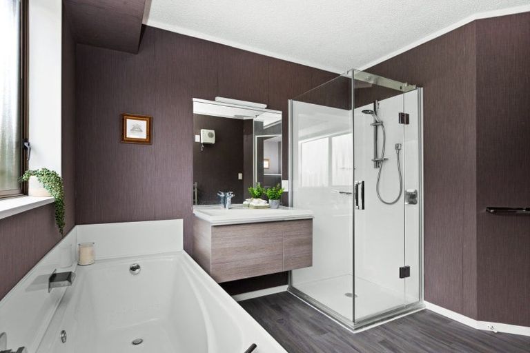 Photo of property in 90 Churchill Drive, Taradale, Napier, 4112