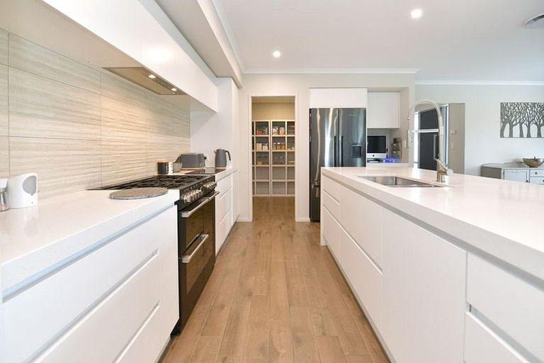 Photo of property in 25 Hobbs Road, Matakatia, Whangaparaoa, 0930