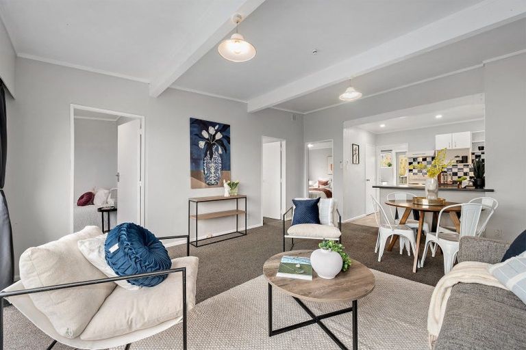 Photo of property in 7 Chetwode Grove, Newlands, Wellington, 6037