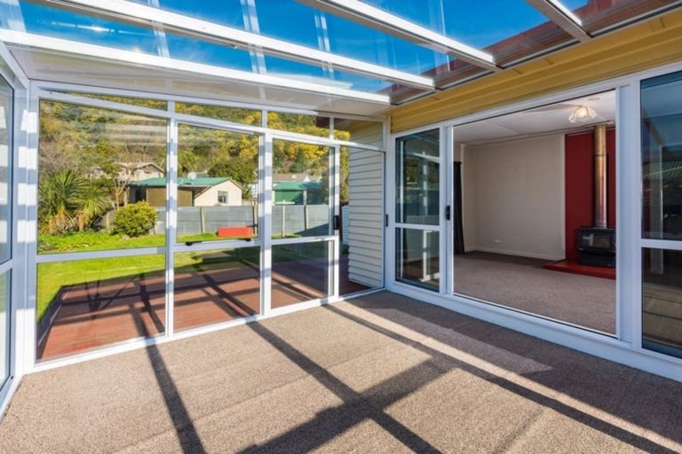 Photo of property in 48 Wairau Road, Picton, 7220