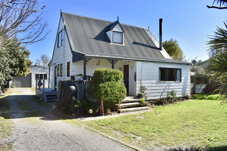 Photo of property in 4 Mavis Avenue, Waikawa Beach, Levin, 5573