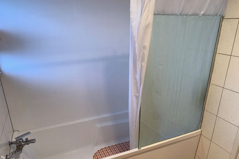 Photo of property in 23 Chivalry Road, Glenfield, Auckland, 0629