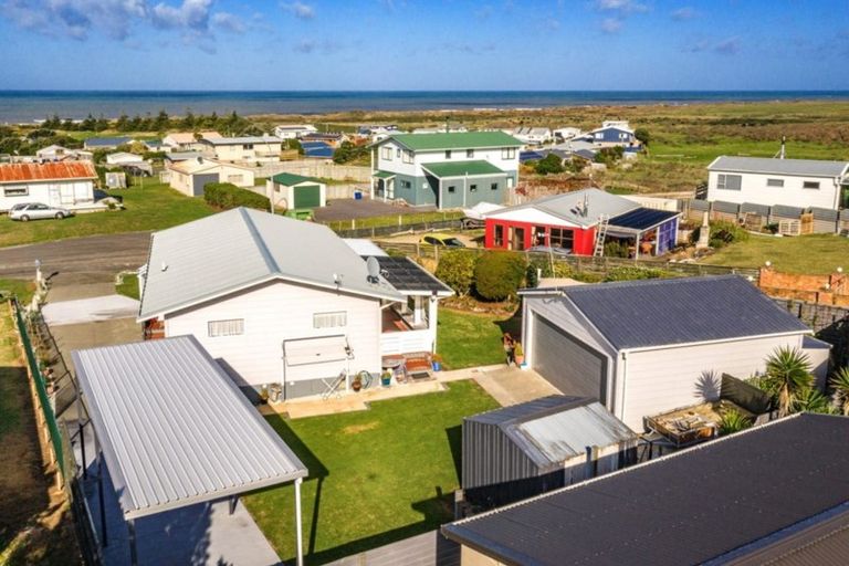 Photo of property in 32 Okiwa Terrace, Waiinu Beach, Whanganui, 4588
