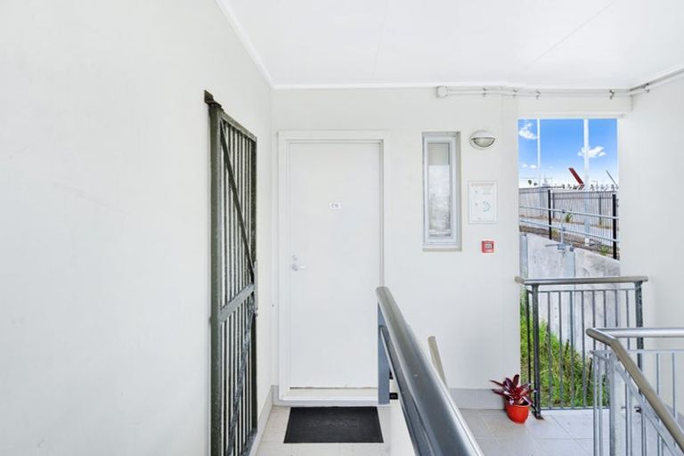 Photo of property in 18e/71 Spencer Road, Oteha, Auckland, 0632