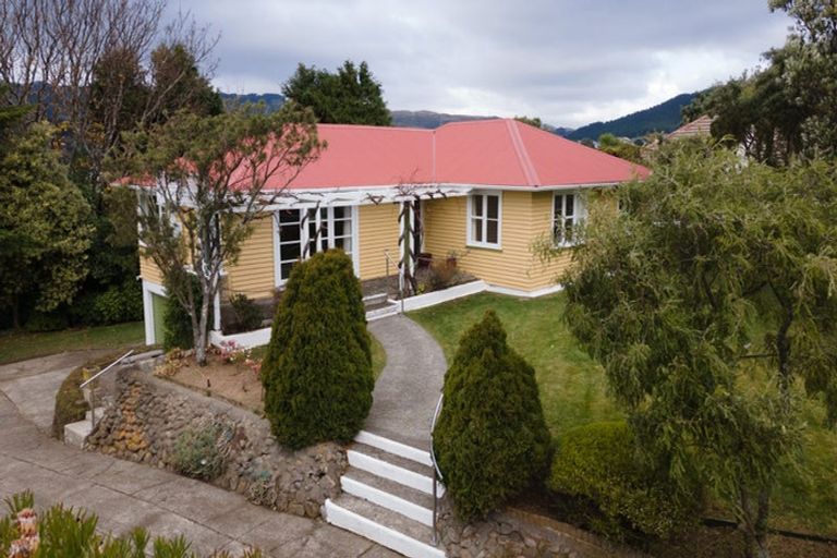 Photo of property in 1 Tainui Terrace, Tawa, Wellington, 5028
