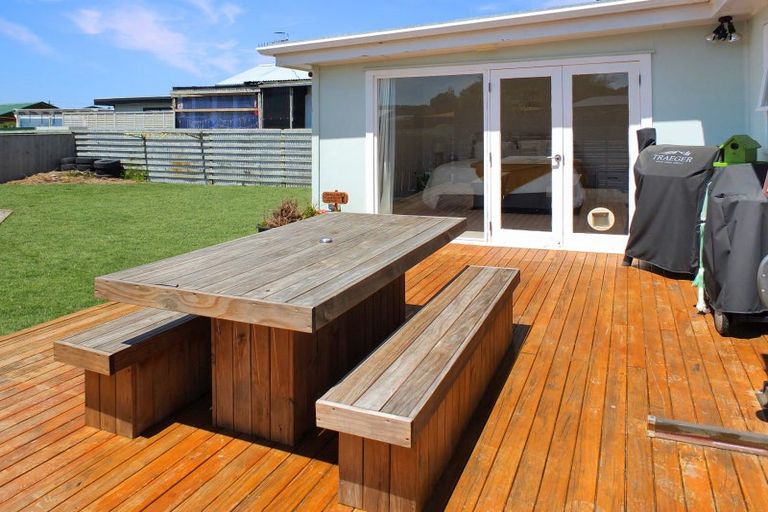 Photo of property in 14 Carthew Terrace, Foxton Beach, Foxton, 4815