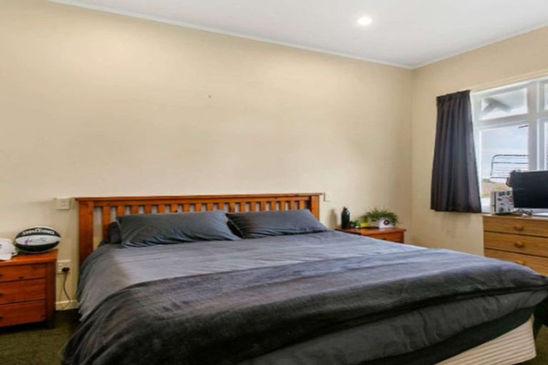 Photo of property in 1 Waiari Road, Conifer Grove, Takanini, 2112