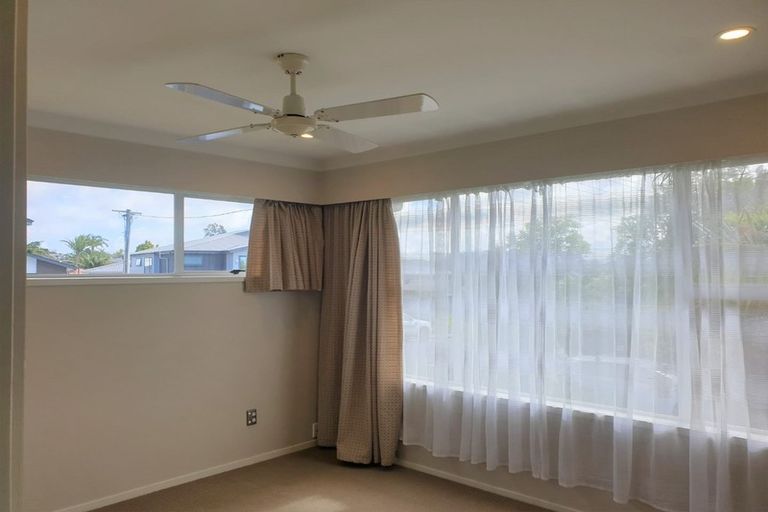 Photo of property in 17 Hepburn Road, Glendene, Auckland, 0602