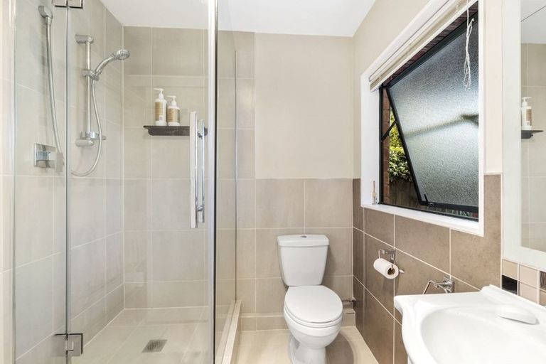 Photo of property in 1/8 Dee Place, Torbay, Auckland, 0630