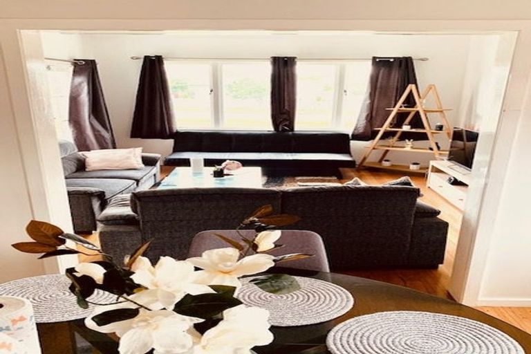 Photo of property in 32 Reid Road, New Lynn, Auckland, 0600