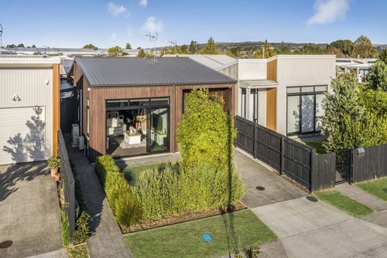 Photo of property in 15 Liberation Road, Papakura, 2110