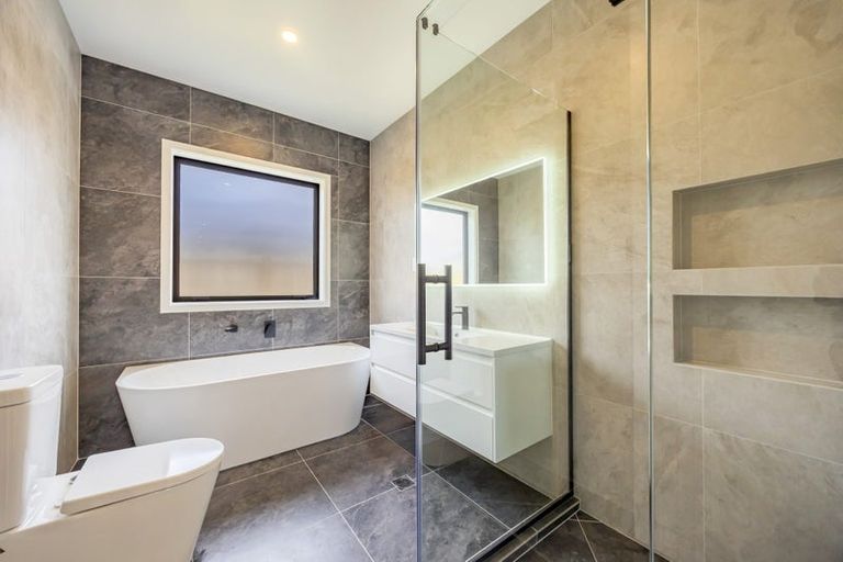 Photo of property in 13 Mcindoe Road, Kumeu, 0810